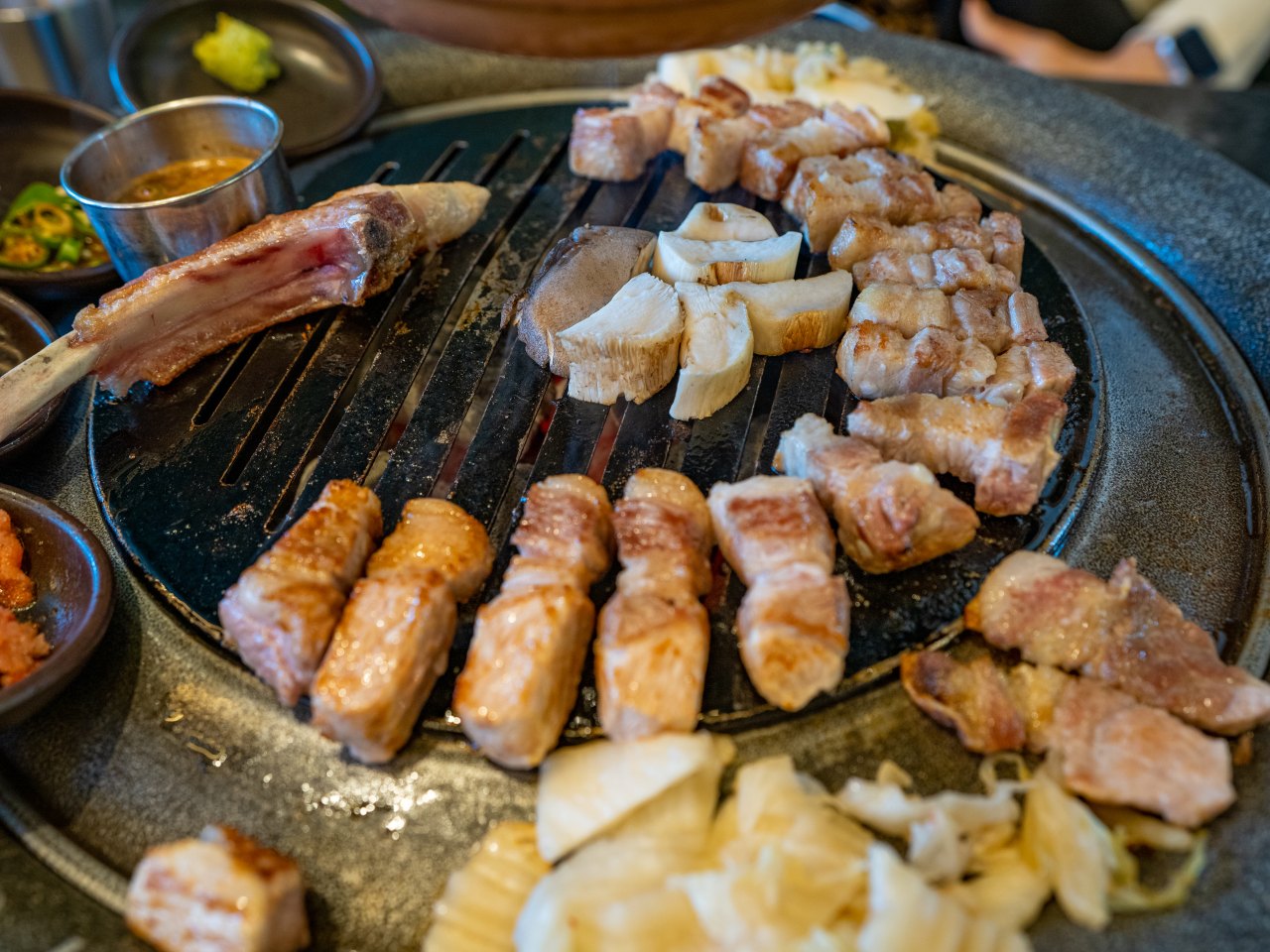 직원이 구워준 숙성도 돼지고기