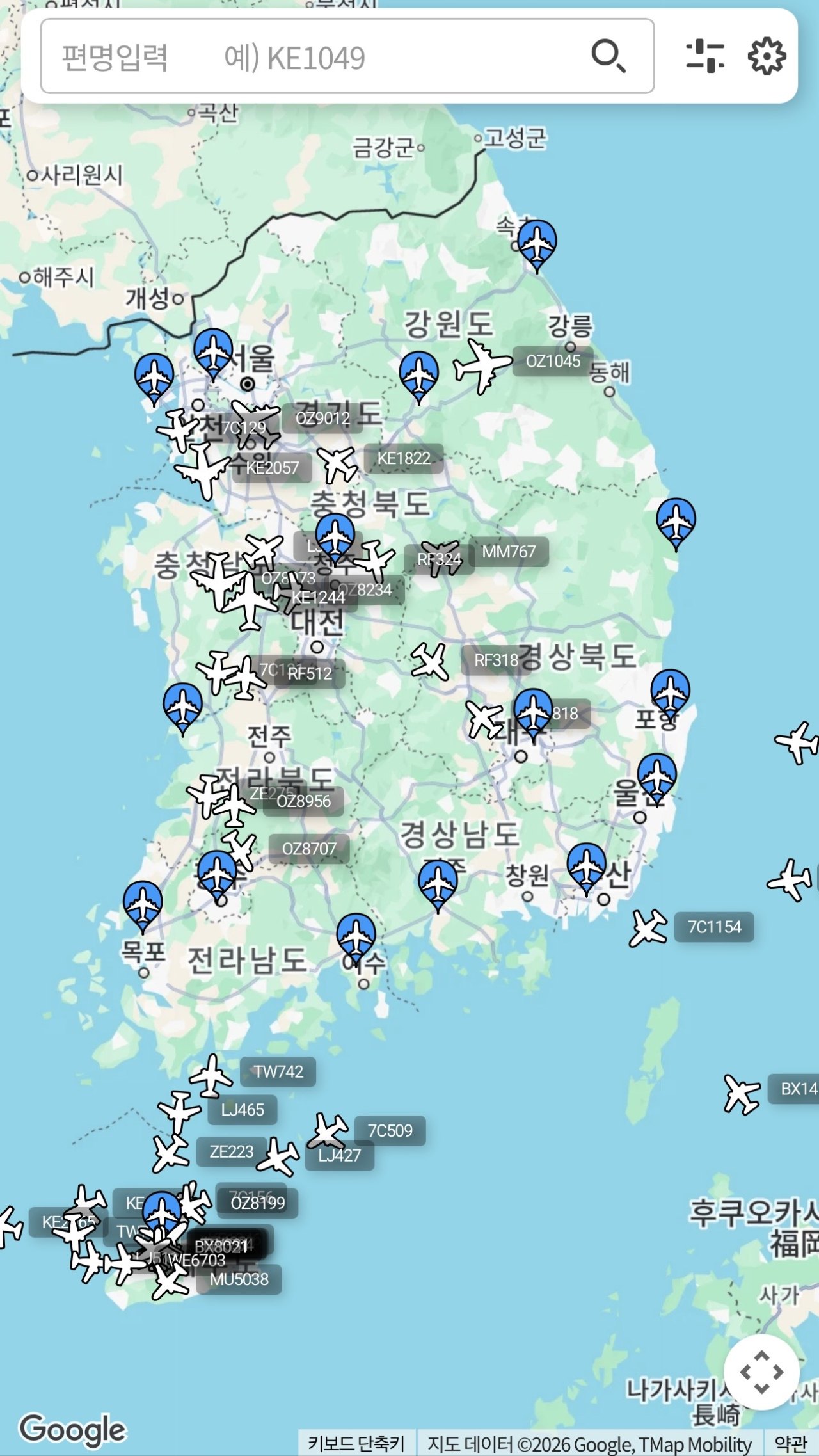 전국 상공에 운항 중인 여러 항공편이 지도에 아이콘으로 표시된 화면