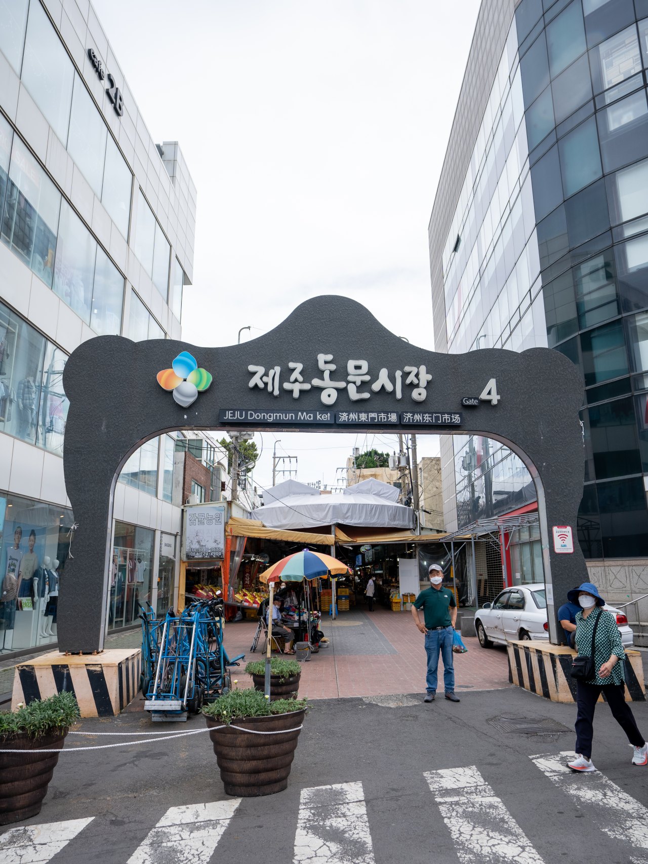저녁 시간 활기가 시작된 제주 동문시장